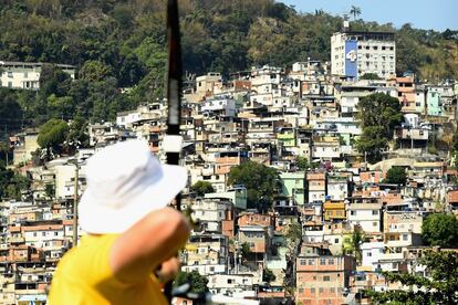 El australiano Ryan Tyack compite en la ronda de clasificación de los Juegos Olímpicos en la prueba individual de tiro con arco en el Sambódromo de Río de Janeiro (Brasil).