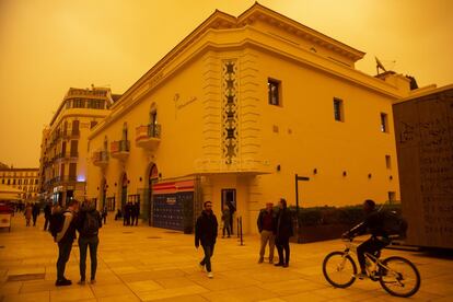 Vista del Cine Albéniz donde se celebra la XXV edición del Festival de Cine de Málaga y que esta tarde se ha visto cubierto por el efecto de la calima.