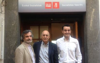 El coordinador de la campaña del PSE, Rodolfo Ares, inauguró ayer una oficina electoral de su partido en Castro Urdiales. En la imagen, Ares posa ante la nueva oficina entre sus compañeros del PSOE cántabro José Guerrero (a la izquierda) y Daniel Rivas. 