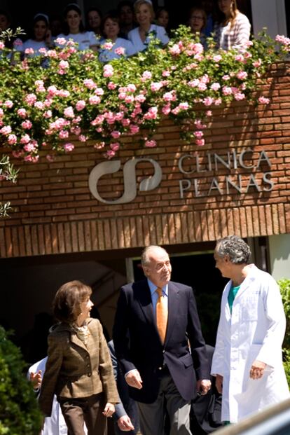 El rey Don Juan Carlos abondona la clínica Planas de Barcelona.