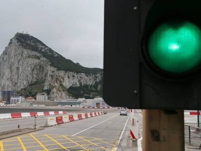 Un semáforo en verde delante del Peñón de Gibraltar.