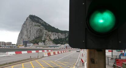 Un semáforo en verde delante del Peñón de Gibraltar.