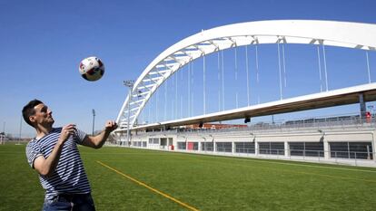 Aritz Aduriz en la ciudad deportiva de Lezama ante el arco del antiguo San Mam&eacute;s