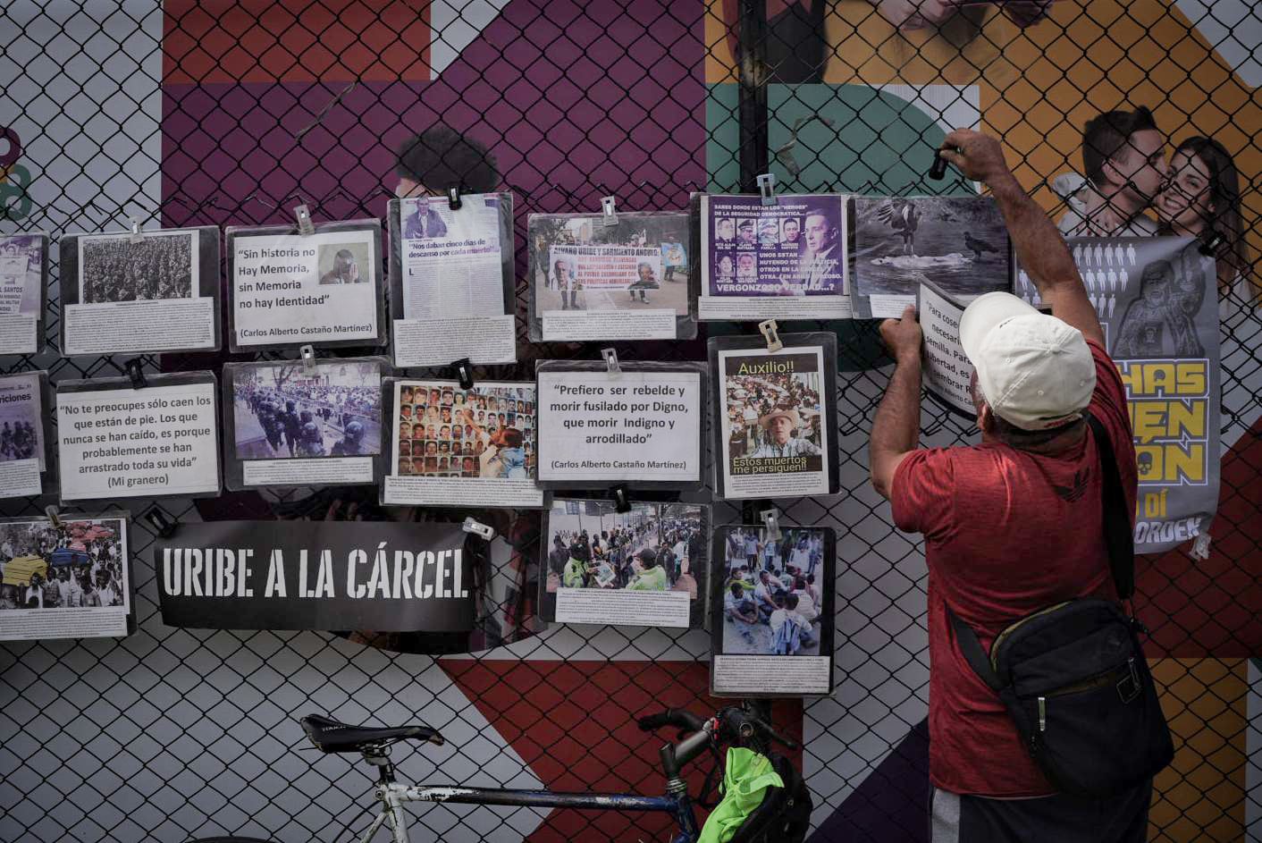 Tendedero contra Álvaro Uribe, frente a los juzgados de Paloquemao (Bogotá), el 28 de julio de 2025.