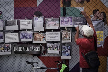 Tendedero contra Álvaro Uribe, frente a los juzgados de Paloquemao (Bogotá), el 28 de julio de 2025.