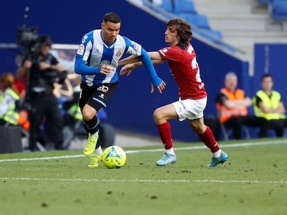 Raúl De Tomás ante Bryan Gil, en el partido entre el Espanyol y el Valencia.