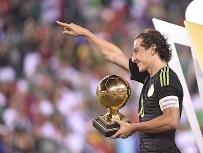 Andrés Guardado, premiado mejor jugador del torneo.