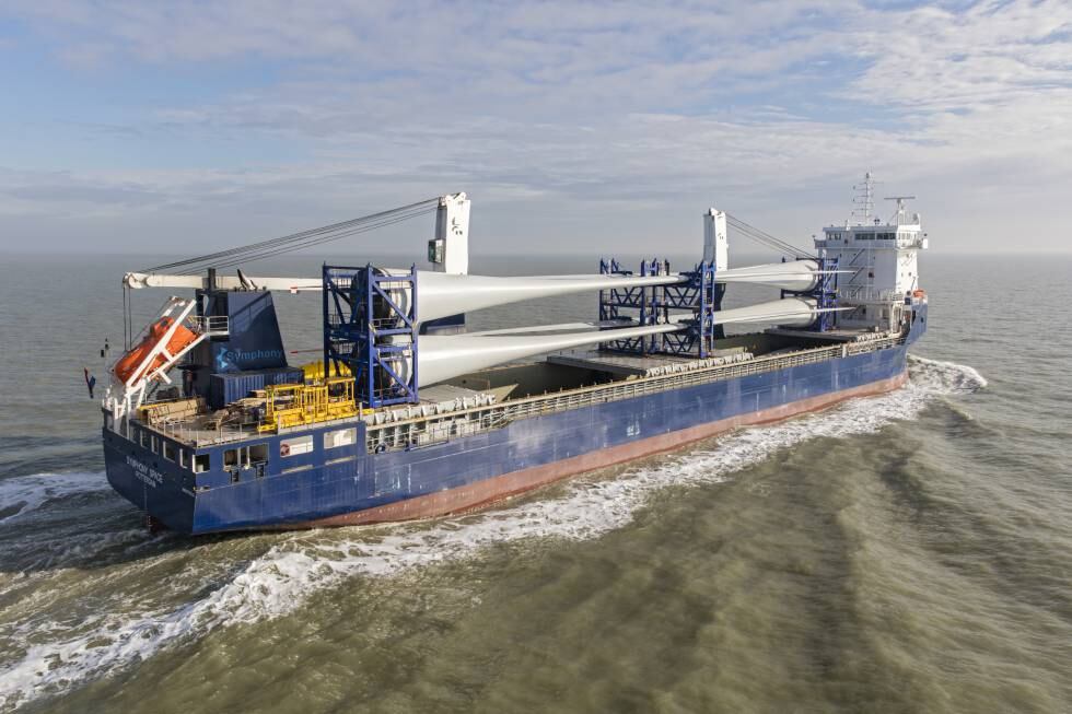 Un buque transporta palas de Vestas a una plataforma eólica marina.