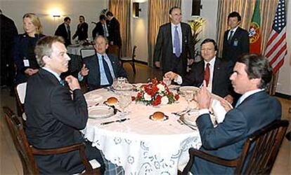 José María Aznar, George Bush, Tony Blair y Jose Manuel Durão Barroso, almorzando ayer en Azores.