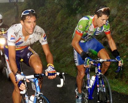 Chava Jiménez, junto a Roberto Heras, en la subida de 1999. Chava ganó la etapa, mientras que Heras acabó tercero en la general ese año. En la edición siguiente ganaría su primera Vuelta.