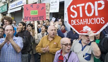 Un grupo de activistas anti-desahucios en L'Hospitalet de Llobregat.