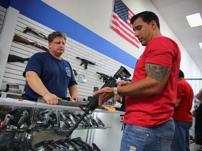 Un hombre prueba un rifle en una armería en Pompano Beach, Florida, en una imagen de archivo.