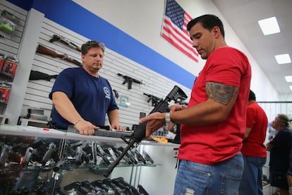 Un hombre prueba un rifle en una armería en Pompano Beach, Florida