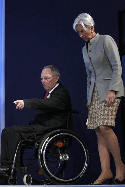 El ministro alemán de Finanzas, Wolfgang Schäuble, junto a su homóloga francesa, Christine Lagarde, ayer en Davos.