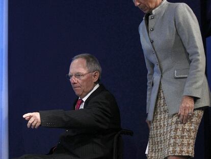 El ministro alemán de Finanzas, Wolfgang Schäuble, junto a su homóloga francesa, Christine Lagarde, ayer en Davos.