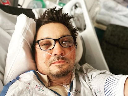 El actor Jeremy Renner, en la foto que ha compartido desde el hospital en sus redes sociales.