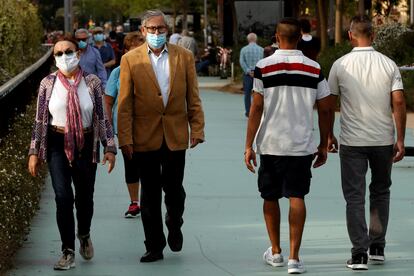 Varias personas paseando este viernes por Barcelona.