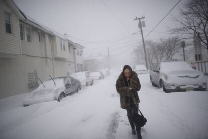 Uma mulher caminha por uma rua em Atlantic City. Pelo menos 19 pessoas morreram por causas relacionadas com as baixas temperaturas nos EUA desde 26 de dezembro.