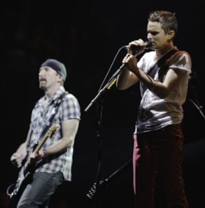 En la página anterior, The Edge, guitarrista de U2, actúa junto a Matt Bellamy, de Muse, en el Festival de Glastonbury en 2010.