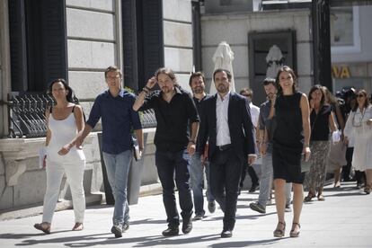 Carolina Bescansa, Errejon, Pablo Iglesias, Garzón y Montero de Unidos Podemos llegando al Congreso.