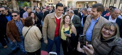 El secretario general del PSOE, Pedro Sánchez, este viernes, en el centro de Teruel.