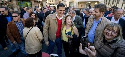 El secretario general del PSOE, Pedro S&aacute;nchez, este viernes, en el centro de Teruel.