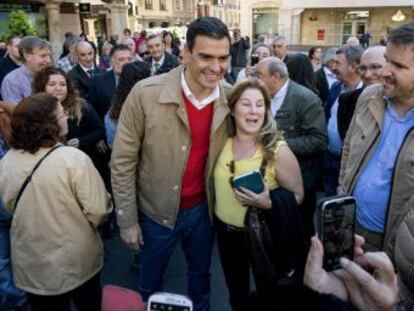 El secretario general del PSOE, Pedro S&aacute;nchez, este viernes, en el centro de Teruel.