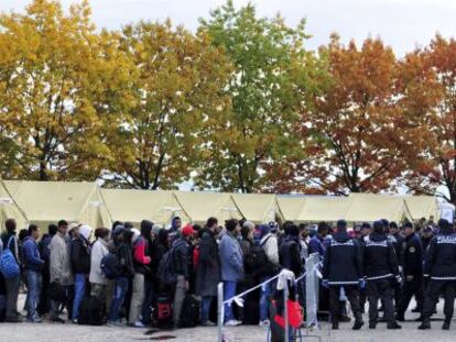 Refugiados esperam transferência para centro na Eslovênia.