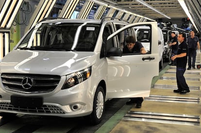 Cadena de montaje de Mercedes-Benz en su planta de Vitoria, en País Vasco.