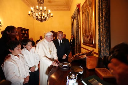 Benedicto XVI recibe varios presentes de la mano del presidente mexicano Felipe Calderón, en Guanajuato.