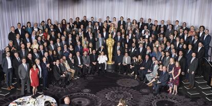 Fotografía de familia con los nominados en la 88ª edición de los Oscar durante el tradicional almuerzo para los candidatos celebrado el lunes en el hotel Beverly Hilton (California, EE UU).
