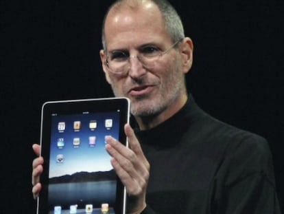 O fundador de Apple, Steve Jobs, na apresentação do iPad em 2010.