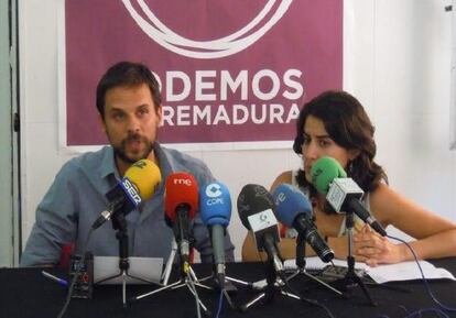 Fotograf&iacute;a facilitada por Podemos de la rueda de prensa en la que su secretario general, Alvaro Ja&eacute;n, da a conocer que apoyar&aacute; la investidura del socialista Guillermo Fern&aacute;ndez Vara.