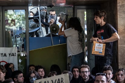 Universitarios dan bebidas a los encerrados en el interior de la facultad de Filosofía y Ciencias de la Educación, en el marco de la acampada propalestina, el 16 de mayo.
