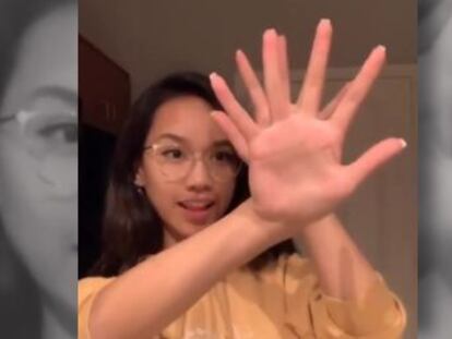 En un vídeo publicado en TikTok una mujer realiza un truco de manos en el que las extremidades parecen estar una dentro de la otra
