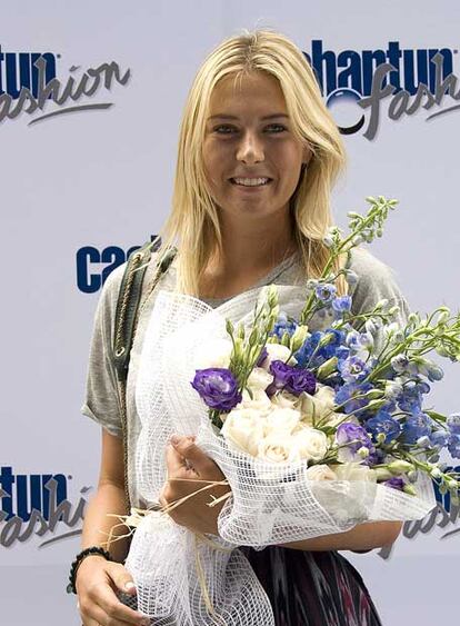 La ex tenista y diseñadora María Sharapova ha visitado Santiago de Chile para asistir a el desfile <i>Cachantún Fashion</i>, en el que se presentarán algunas de sus creaciones textiles. Además, la deportista ha jugado un partido amistoso contra la argentina Gisella Dulko.