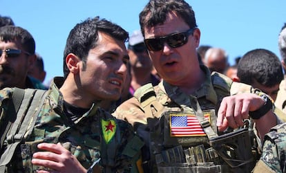 Un oficial militar estadounidense conversa con otro de la milicia kurda YPG tras un bombardeo turco en la población siria de Al Malikiyah el pasado abril.