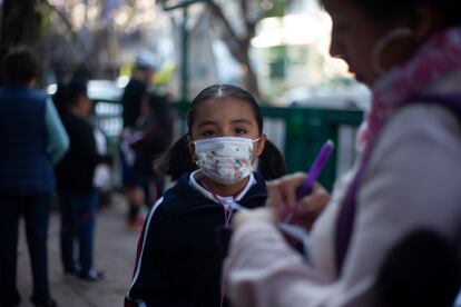 Una niña con mascarilla, hoy en Ciudad de México.