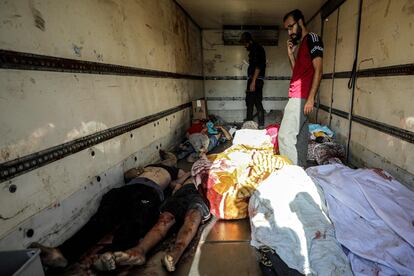 Los cuerpos de las víctimas de un bombardeo israelí yacen en un camión refrigerado, fuera del hospital Al Shifa, este miércoles en Gaza.
