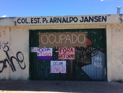 Portão do colégio Padre Arnaldo Jansen, o primeiro ocupado no Paraná.