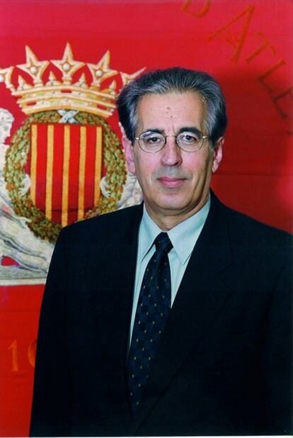 Romà Cuyàs i Sol (Barcelona, 1938-2019) va ser expresident del Comitè Olímpic Espanyol (COE) entre els anys 1983 i 1984, així com del Consell Superior d'Esports durant la dècada dels vuitanta. També va participar activament en l'organització dels Jocs de Barcelona del 1992. Paral·lelament, va destacar pel seu vessant de promotor cultural i editor: va fundar i presidir l'Associació d'Editors en Llengua Catalana i va ser vicepresident del Gremi d'Editors de Catalunya