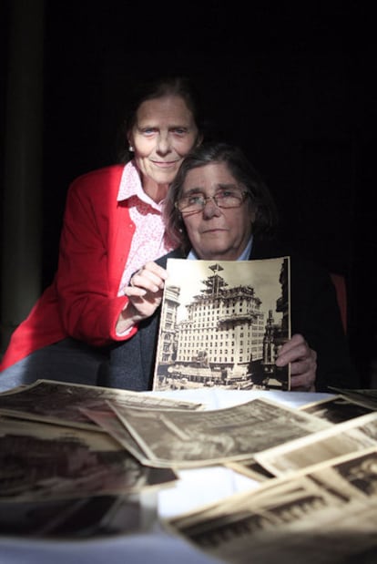 Las hijas del arquitecto muestran fotografías del edificio de Telefónica en construcción