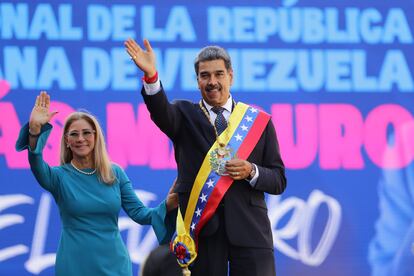 El lder chavista Nicols Maduro saluda a sus seguidores junto a su esposa Cilia Flores, en Miraflores.