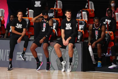 Marcus Morris (31), Zubac y Kawhi Leonard (2), en el banquillo de los Clippers durante el séptimo partido ante los Nuggets en la madrugada de este miércoles.