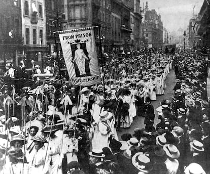 <p>Pensaba (y decía) Herbert Henry Asquith, primer ministro británico entre 1908 y 1916, que por su naturaleza una mujer está tan incapacitada para votar como un conejo. No había mucho que hacer para el movimiento sufragista femenino en un Londres rebosante de lores que, ante una petición tan descabellada como la de tener derecho a votar, lo más delicado que contestaban era un “¡búscate un marido!”.</p><p><b>En la imagen.</b> Manifestacion de sufragistas en Londres. Las varas que portaron, 617, representaban el número de detenciones que habían sufrido.</p>