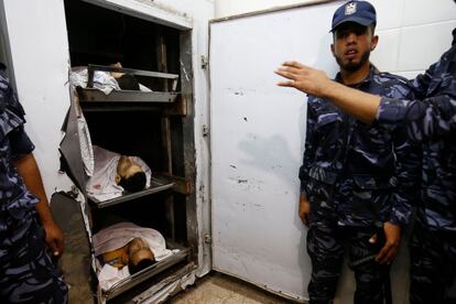 Policías palestinos muestran los cuerpos de tres manifestantes muertos por las fuerzas israelíes el 12 de octubre de 2018, en la Franja de Gaza. 