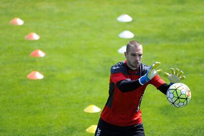 Pau López, en un entrenamiento del Espanyol.
