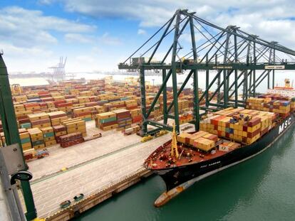 Barco de MSC en plena operaci&oacute;n de carga en el puerto de Valencia.