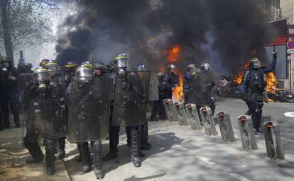 Na foto, um grupo de policiais avança sobre os manifestantes, no sábado em Paris.