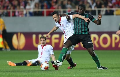 Iborra y N’Diaye pugnan por el balón